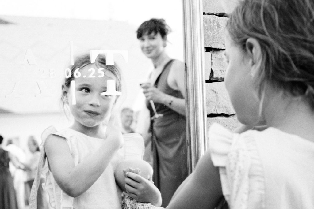 Une petite fille se recoiffe durant le vin d'honneur.