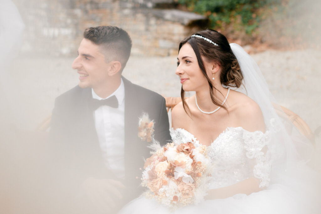 Les mariés sourient en pleine cérémonie.