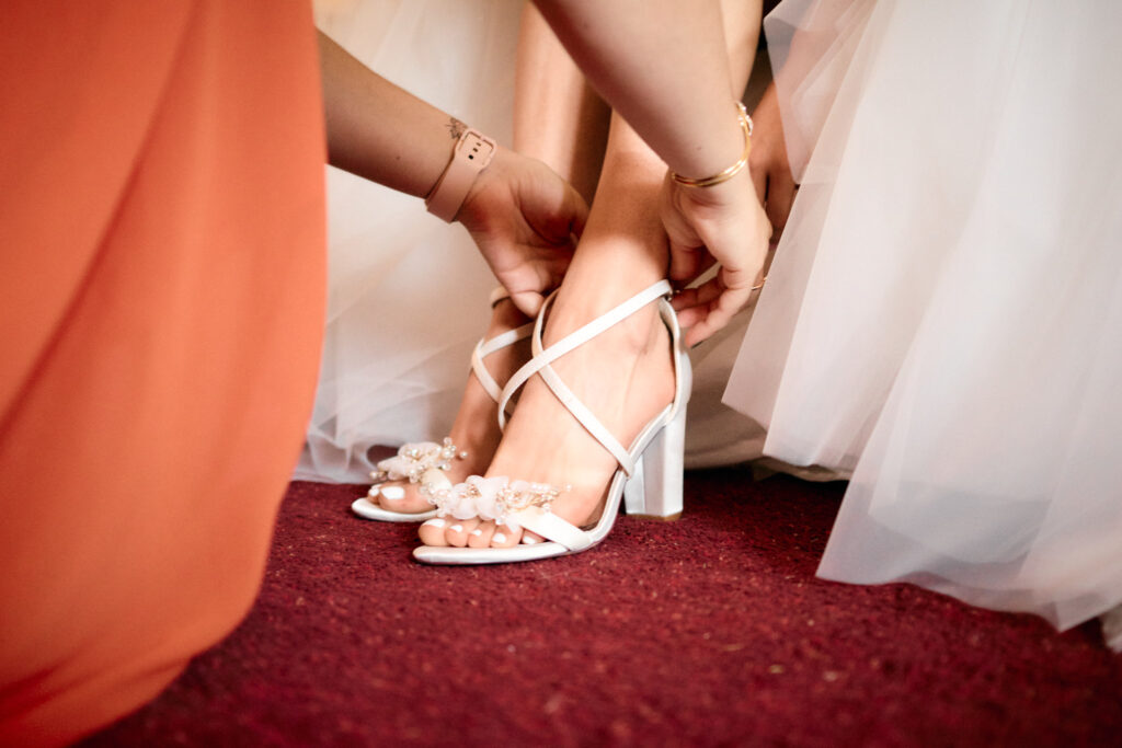 Plan serré des chaussures portées par la mariée.