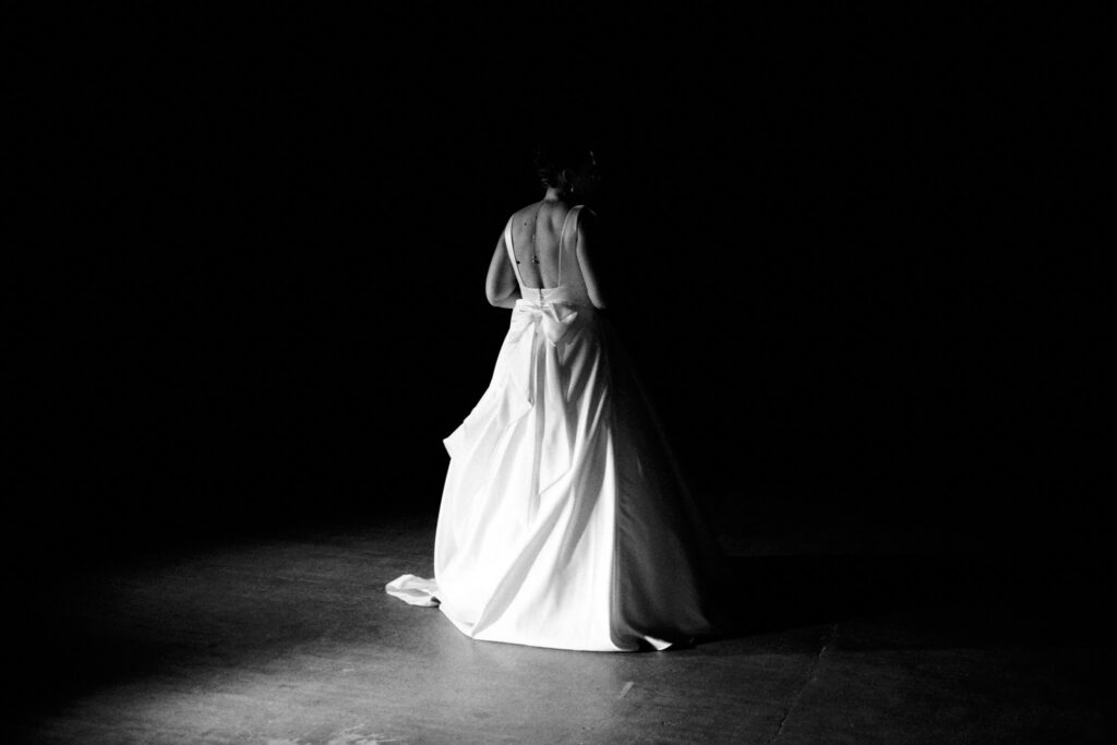 La silhouette en clair obscur de la mariée.