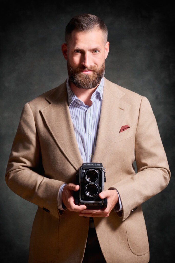 matthieu_gilot_mamiya_c220 Matthieu Gilot tient un appareil photo moyen format Mamiya C220.